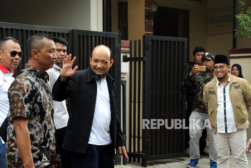 Penyidik Senior Komisi Pemberantasan Korupsi Novel Baswedan melambaikan tangan saat tiba di kediamannya di kawasan Kelapa Gading, Jakarta, Kamis (22/2).