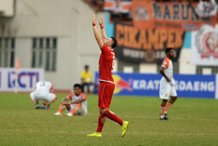 Pesepak bola Persija Jakarta Marko Simic (tengah) meluapkan kegembiraan usai timnya menang melawan Borneo FC dalam pertandingan semifinal leg pertama Piala Indonesia di Stadion Wibawa Mukti, Cikarang, Kabupaten Bekasi, Jawa Barat, Sabtu (29/6/2019).