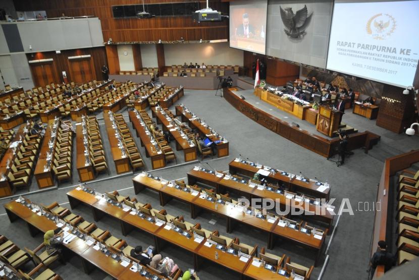 Sejumlah anggota dewan mengikuti Sidang Paripurna DPR di Kompleks Parlemen, Senayan, Jakarta, Kamis (7/12).