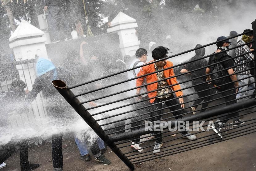 Mahasiswa dari berbagai perguruan tinggi negeri dan swasta se-Bandung Raya terlibat bentrok saat Aksi Tolak RUU Bermasalah di Halaman Gedung DPRD Provinsi Jawa Barat, Jalan Diponegoro, Kota Bandung, Selasa (24/9).