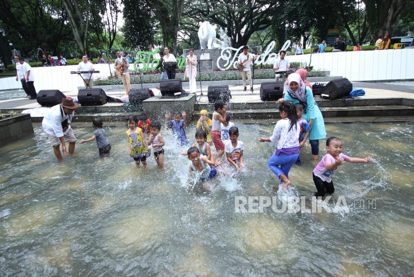 Anak-anak bermain di kolam dangkal Taman Badak di komplek Balai Kota Bandung, usai diresmikan, Selasa (19/12).