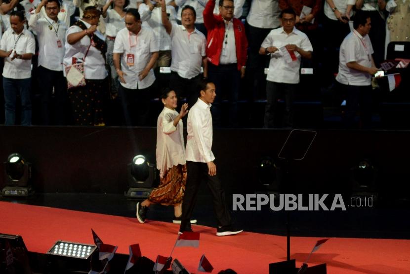 Presiden Joko Widodo berserta isteri memberikan salam kepada para pendukung dan relawan dalam acara Visi Indonesia di Sentul International Convetion Center, Bogor, Jabar, Ahad (14/7).