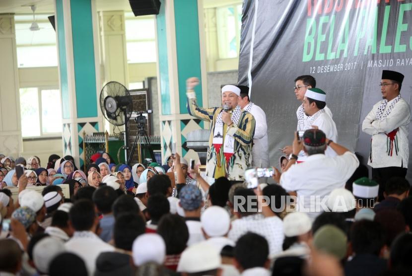 Ustadz Erick Yusuf memberikan tausiyahnya saat acara orasi Kemanusiaan Indonesia Bersatu Bela Palestina di Masjid Raya Pondok Indah, Jakarta, Selasa (12/12).
