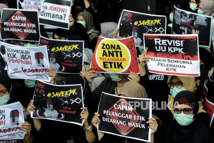 Sejumlah pegawai KPK melakukan aksi unjuk rasa di Kantor KPK, Jakarta, Jumat (6/9).