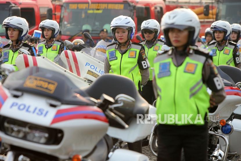 Petugas Polwan mengikuti apel Operasi Kepolisian Terpusat (Ketupat) 2018 di Lapangan Monas, Jakarta, Rabu (6/6).