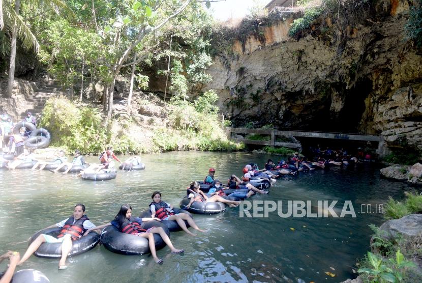 Wirawisata Goa Pindul. Pengunjung mencoba wisata river tubing di Goa Pindul, Gunung Kidul, Yogyakarta, Sabtu (8/6/2019).