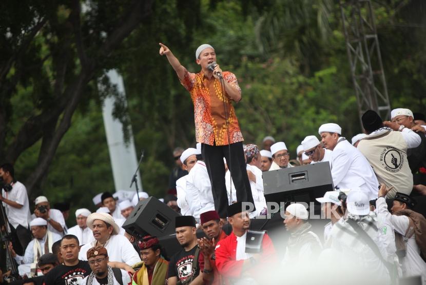 Ustadz Felix Siauw memberikan tausiyah kepada ribuan umat Islam saat mengikuti reuni 212 di Monumen Nasional, Jakarta, Sabtu (2/12).
