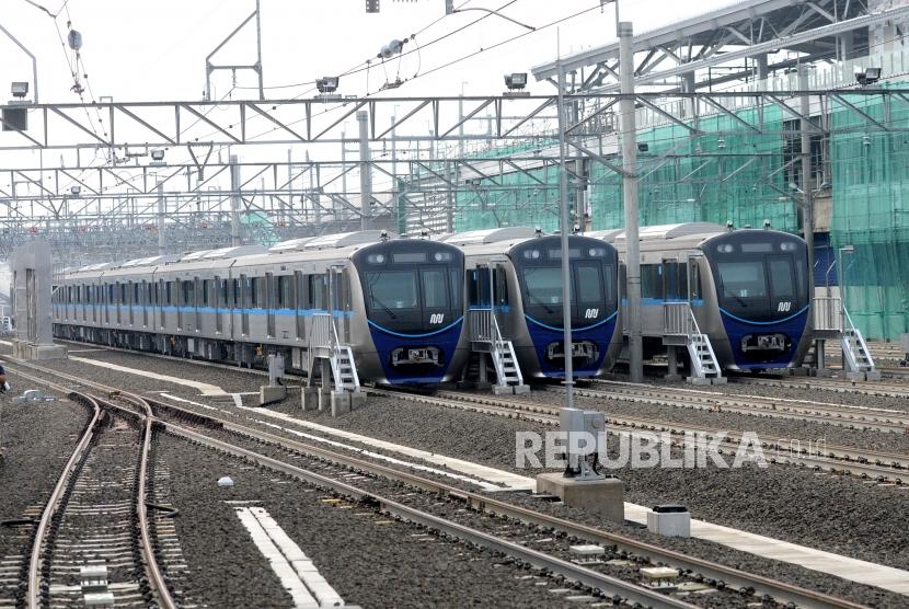Penamaan MRT Jakarta. Rangkaian Moda Raya Terpadu (MRT) Ratangga parkir di Depo MRT Lebak Bulus, Jakarta, Senin (10/12).