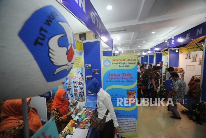 Padat. Pengujung pameran memadati hari pertama pembukaan pameran hari guru nasional 2017 di  Plaza Insan Berprestasi Kementrian Pendidikan dan Kebudayaan Republik Indonesia, Jumat (24/11).