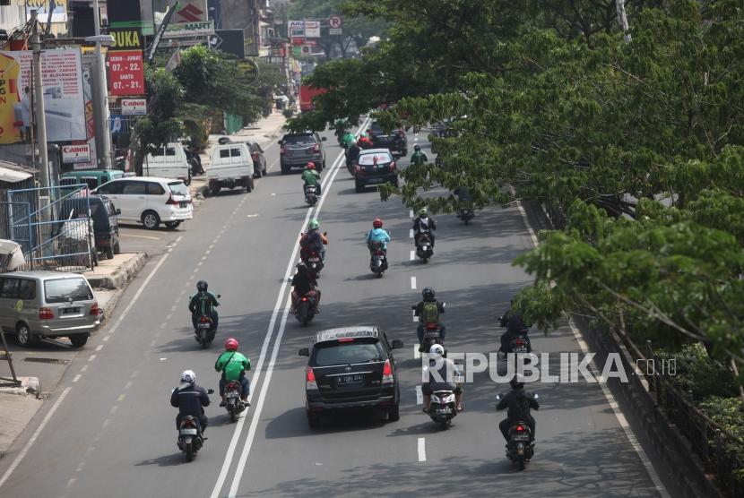 Sejumlah kendaraan melintas di Jalan Margonda Raya, Depok, Jawa Barat, Senin (16/4).