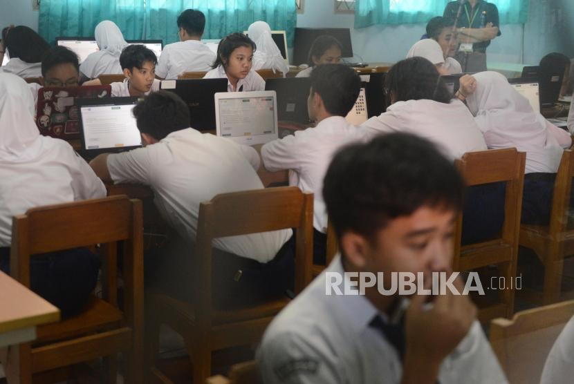 Sejumlah pelajar saat melaksanakan Ujian Nasional Berbasis Komputer (UNBK) di SMP Negeri 11 Jakarta, Senin (22/4).