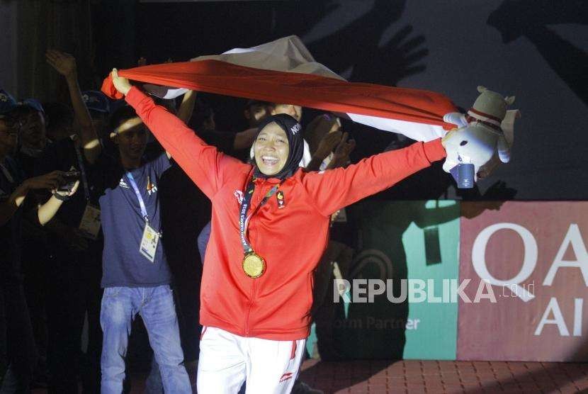  Gold from Wall Climbing. Indonesian wall climbers Aries Susanti Rahayu ran to the audience after the medal ceremony at the climbing wall of the Asian Games 2018 women's speed number at Jakabaring Sports Complex, South Sumatra, on Thursday (August 23) night.