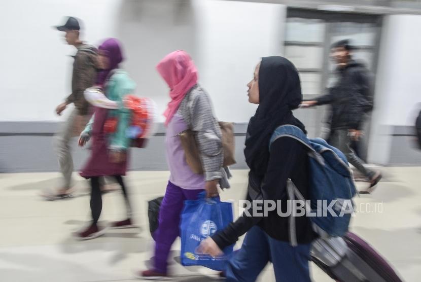 Sejumlah pemudik turun dari kereta api. PT Kereta Api Indonesia (Persero) Daerah Operasi 7 Madiun mencatat penjualan tiket kereta Lebaran 2020 di wilayah kerjanya sejak 14 Februari hingga 17 Maret 2020 mencapai 82.635 dari 119.240 kursi yang disediakan.