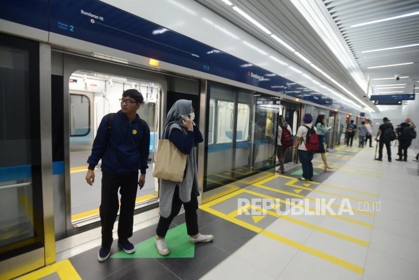 Uji Coba Publik MRT. Penumpang usai mengikuti uji coba publik pengoperasian MRT fase I Koridor Lebak Bulus-Bundaran HI di Stasiun Bundaran HI, Jakarta, Selasa (12/3).