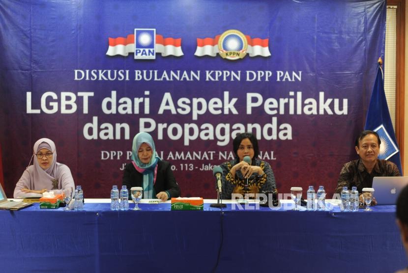dr Dewi Inong, Ketua Penggiat Keluarga Euis Sunarti, Moderator Yasmin Muntaz, Satf Ahli Kementrian Menkominfo Henry Subiakto (kiri ke kanan) dalam diskusi LGBT di Kantor DPP PAN, Jakarta, Kamis (1/2).