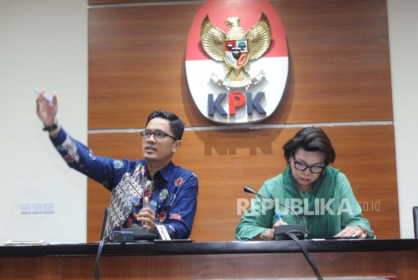 Penjelasan. Wakil Ketua KPK Basriah Padjaitan (Kanan) dan Juru Bicara KPK Febri Diansyah (Kiri) memberikan penjelasan terkait OTT Anggota DPRD Provinsi Jambi saat konfrensi pers di Gedung KPK, Jakarta, Rabu (29/11).