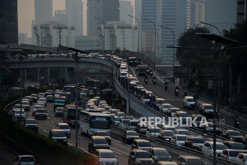 Sejumlah kendaraan melintas di Jalan Gatot Subroto, Jakarta, Selasa (11/6).