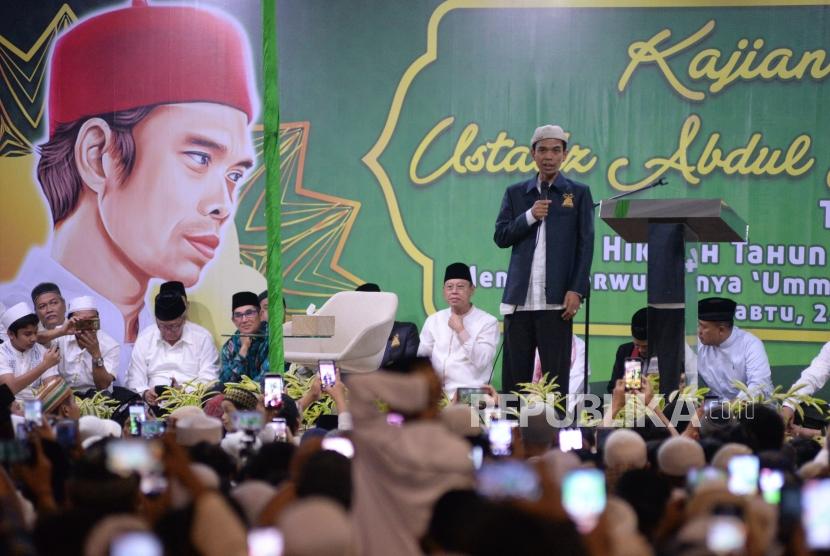 Ustaz Abdul Somad (UAS) saat memberikan kajian bersama di halaman Masjid Al-Huda,Talang,Jakarta,Sabtu (24/8) malam.