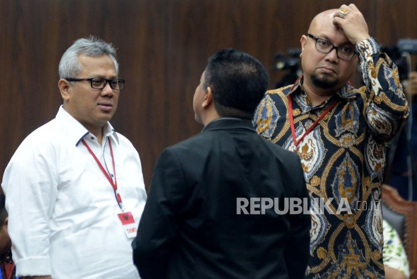 Ketua KPU Arief Budiman (kiri) dan Komisioner KPU Ilham Saputra berbincang sebelum mengikuti sidang uji materi Undang-Undang Nomor 7 Tahun 2017 tentang Pemilihan Umum (UU Pemilu) dengan agenda pembacaan putusan di Mahkamah Konstitusi, Jakarta, Kamis (11/1).