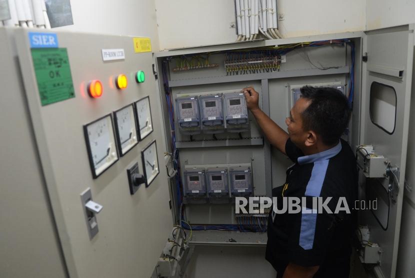 Petugas memeriksa meteran listrik di Rumah Susun Jatinegara Barat, Jakarta, Senin (13/11). -ilustrasi-