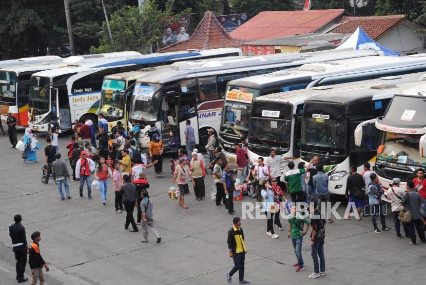 Suasana pemudik saat mendatangi Terminal Kampung Rambutan, Jakarta, Kamis (30/5).