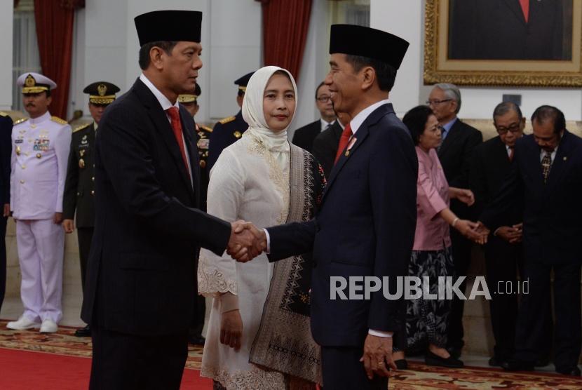 Letjen TNI Doni Monardo (kiri) menerima ucapan selamat dari Presiden Joko Widodo seusai dilantik sebagai Kepala Badan Nasional Penanggulangan Bencana (BNPB) di Istana Negara, Jakarta Rabu (9/1/2019) pagi. 