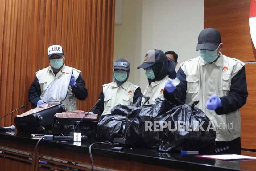 Barang Bukti. Penyidik memperlihatkan barang bukti hasil OTT Anggota DPRD Provinsi Jambi saat konfrensi pers di Gedung KPK, Jakarta, Rabu (29/11).
