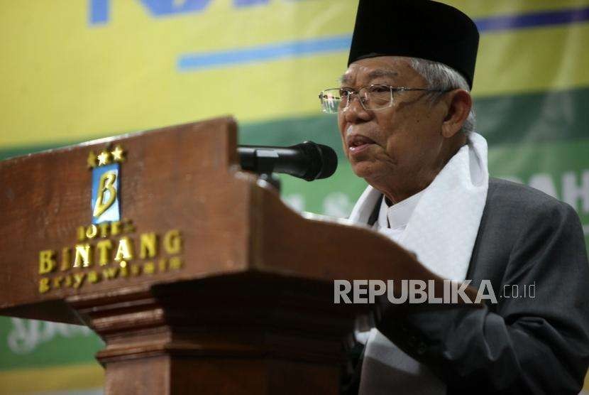 Cawapres nomor urut 01 Ma'ruf Amin memberikan sambutan saat menghadiri penutupan Rapat Pimpinan Nasional (Rapimnas) Pimpinan Pusat Ikatan Pelajar Putri Nahdlatul Ulama (PP IPPNU) di Jakarta, Ahad (7/10).