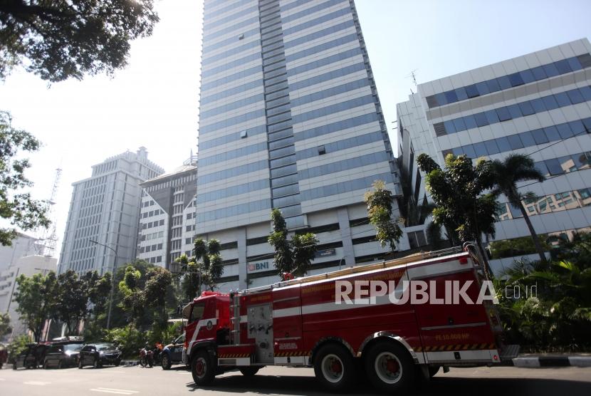Mobil damkar terparkir saat melakukan proses penyisiran pasca kebakaran di gedung Kementerian Perhubungan, Jakarta, Ahad (8/7).