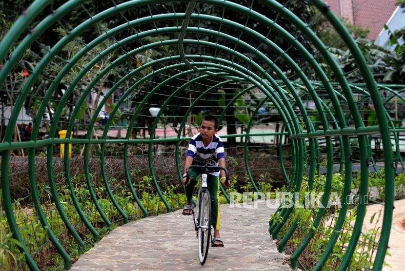 Anak-anak bermain sepeda di Taman Lalu Lintas, Tebet, Jakarta, Kamis (24/1).