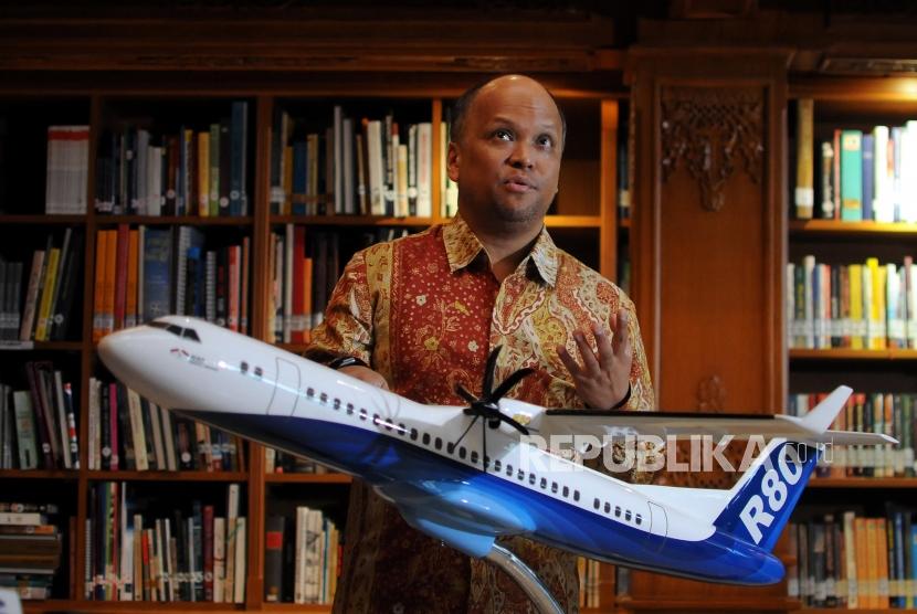 Komisaris PT. Regio Aviasi Industri (RAI) Ilham Akbar Habibie memberikan paparan mengenai pesawat R80 di Perpustakaan Habibie-Ainun, Kuningan, Jakarta, Kamis (22/2).