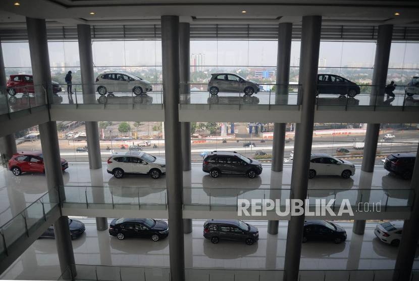 Sejumlah mobil display di dealer (ilustrasi). Gabungan Industri Kendaraan Bermotor Indonesia (Gaikindo) menilai relaksasi pajak untuk pembelian mobil baru jadi win-win solution bagi berbagai pihak.