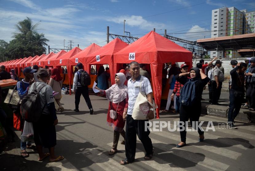 Pejalan kaki melintas diantara tenda yang akan digunakan pedagang ketika dilakukanya penutupan Jalan Jatibaru di Kawasan Tanah Abang, Jakarta, Jumat (22/12).