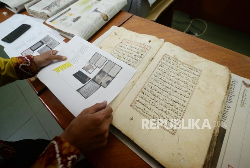 Petugas Museum Bayt Alquran menunjukan mushaf Alquran di Museum Bayt  Alquran, Jakarta,Rabu (5/12).