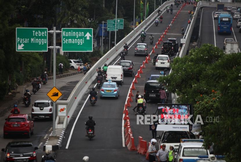 Sejumlah kendaraan melintas di jembatan layang Pancoran, Jakarta, Senin (15/1). Seorang pemuda berinisial MK (18 tahun) tewas usai melompat dari jembatan di kawasan Pancoran, Jakarta Selatan, Selasa (10/1/2023)