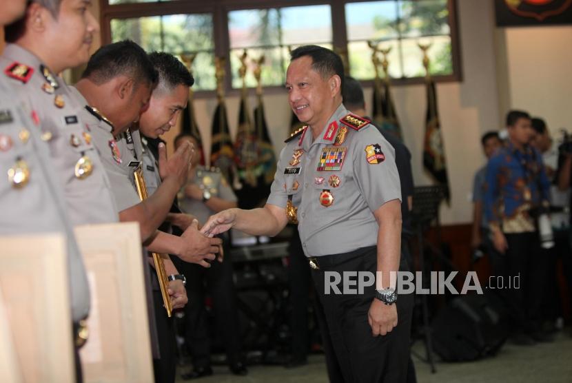 National Police chief Tito Karnavian shakes hands with personnels of joint team who cracked down drug smuggling in Batam Island waters after awarding them at the headquarters, Jakarta, Tuesday (March 27).