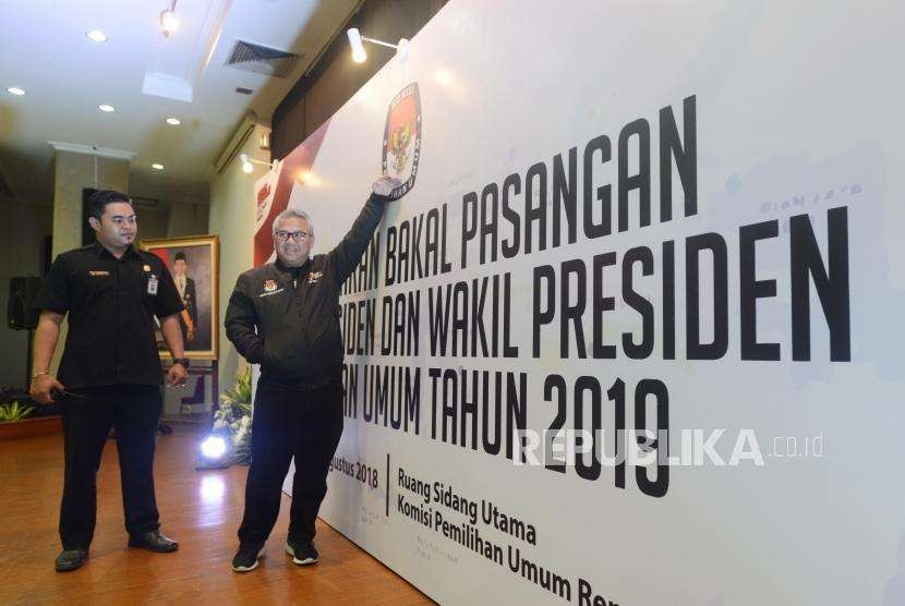 Ketua KPU Arief Budiman meninjau hari pertama pendaftaran bakal calon presiden dan wakil presiden pada Pemilu Presiden (Pilpres) 2019 di Kantor KPU, Jakarta, Sabtu (4/8).