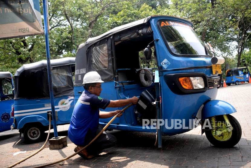 Petugas melakukan pengisian BBG ke kendaraan umum di Mobile Refueling Unit (MRU).