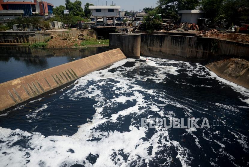 Aliran air sungai yang berbusa di Banjir Kanal Timur, Jakarta. (Dok)