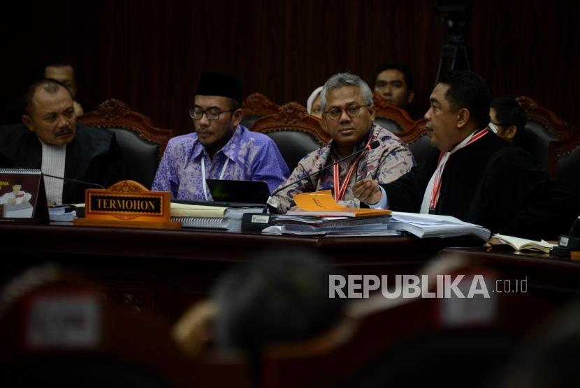 Ketua KPU Arief Budiman didampingi Ketua Tim Kuasa Hukum KPU, Ali Nurdin memberikan paparan pada sidang lanjutan Perselisihan Hasil Pemilihan Umum (PHPU) Pemilihan Presiden (Pilpres) 2019 di Gedung Mahkamah Konstitusi, Jakarta, Rabu (19/6).