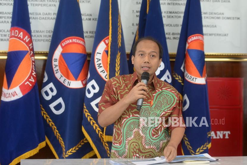 Penanganan Bencana Tsunami Selat Sunda. Kepala Pusat Data Informasi dan Humas BNPB Sutopo Purwo Nugroho menyampaikan keterangan pers Penanganan Darurat Bencana Tsunami Selat Sunda, di Jakarta, Selasa (25/12).