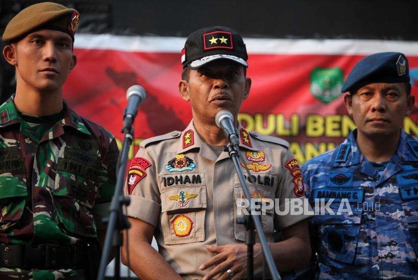 Kapolda Metro Jaya Irjen Pol Idham Azis (tengah)