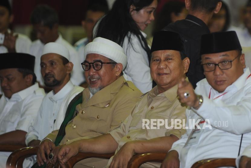 Ketua Umum Partai Gerindra Prabowo Subianto(kedua kanan)  tiba di Depok, Jawa Barat,Ahad (1/4).