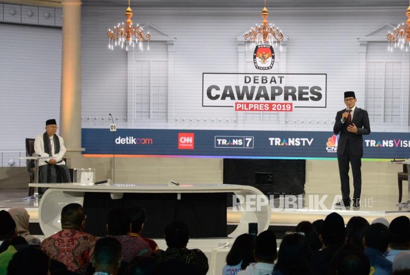 Cawapres No 01 KH Ma'ruf Amin dan Cawapres No 02 Sandiaga Uno saat mengikuti debat Cawapres Pilpres 2019 di Jakarta, Ahad (17/3).