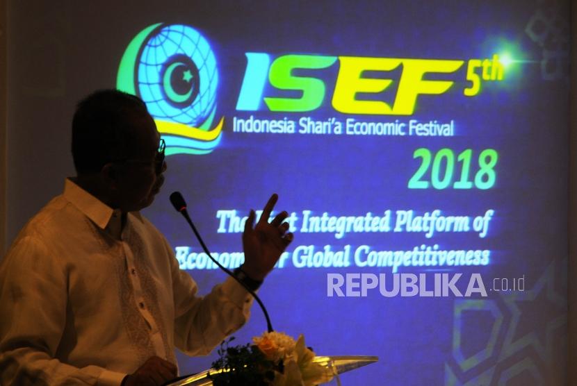 Deputi Gubernur Bank Indonesia Sugeng menyampaikan pidato pembuka pada acara seminar bertajuk Membuka Akses Layanan Keuangan Melalui Optimalisasi Layanan Remiten, pada rangkaian acara  Indonesia Shari’a Economic Festival ke 5 (ISEF), di Surabaya, Jumat (14/12).