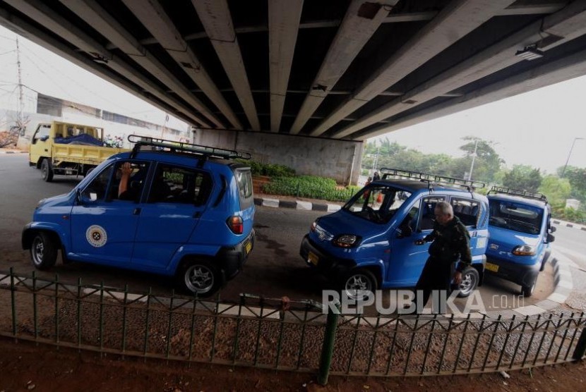 Rencana Transaksi Non Tunai Bajaj. Pengemudi bajaj saat menunggu penumpang di Jalan KH Mas Mansyur, Tanah Abang, Jakarta Pusat, Jumat (3/11).