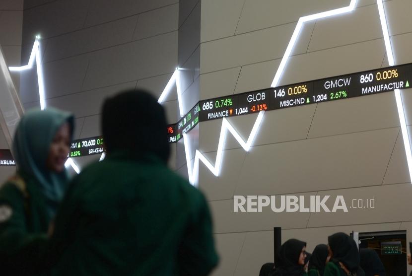 Layar besar menunjukan pergerakan nilai saham di Bursa Efek Indonesia, Jakarta. ilustrasi