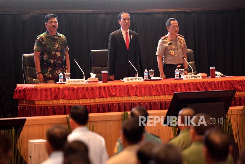 Rapat Pimpinan TNI-Polri. Presiden Joko Widodo (tengah) didampingi Panglima TNI Hadi Tjahjanto (kiri) dan Kapolri Tito Karnavian menghadiri Rapat Pimpinan TNI-Polri di Mabes TNI Cilangkap, Jakarta, Selasa (23/1).