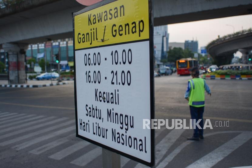 Petugas mengatur lalu lintas dikawasan yang akan terkena dampak perluasan ganjil genap di Jalan Salemba Raya, Jakarta, Minggu (8/9/2019).