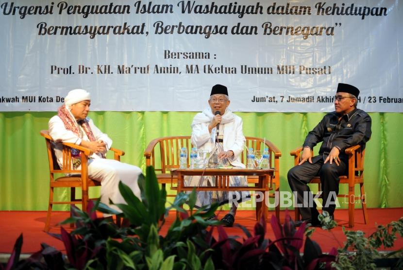Ketua MUI Kota Depok KH. A DImyathi bersama Ketua MUI Pusat KH. Maruf Amin dan Wali Kota Depok Muhammad Idris (dari kiri) memaparkan penjelasan pada acara Pengajian Ulama Umaro di Kantor MUI Kota Depok, Jawa Barat, Jumat (23/2).